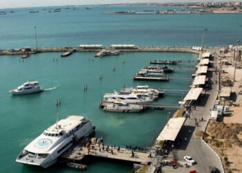 امیر دریادار ایرانی خبر داد فاز اول اسکله جدید ارتش در بندر جاسک افتتاح می‌شود