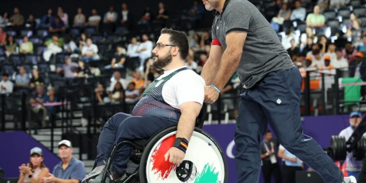 رسیدن به قله افتخار با ویلچر اراده