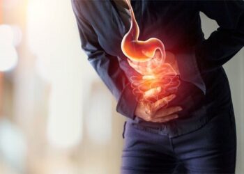 «سبک زندگی نشسته» و بروز بیماری‌ها / شایع‌ترین علایم سرطان روده و کبد چرب