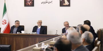 عارف: راهبرد دولت، توسعه میادین مشترک نفتی است