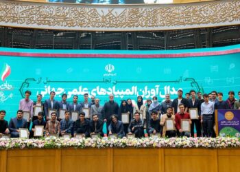 پزشکیان: می‌توانیم ایران را بسازیم/با افراد بی‌سواد و ریاکار نمی‌توان به جایی رسید