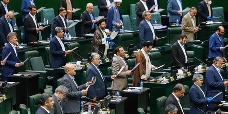 هشدار ۱۲۲ نماینده مجلس به پزشکیان درخصوص سیاست مخرب ارزی