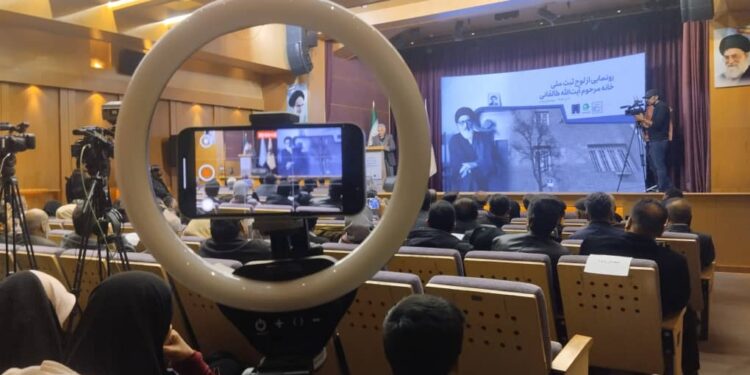 نمایشگاهی از عکس‌های کمتر دیده شده مرحوم آیت‌الله  طالقانی