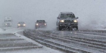 انسداد ۲۱ محور شریانی به علت بارش برف/ترافیک سنگین در آزادراه‌های قزوین، کرج – تهران و اتوبان ساوه