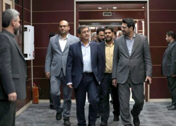 طبق برنامه دولت در بودجه سال آینده فشار مالیاتی از حقوق‌بگیران کم می‌شود/ دانه‌درشت‌ها زیر ذره‌بین می‌روند