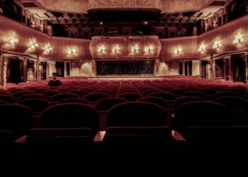 عنوان مقاله: سینما؛ آینه ای برای افکار عمومی یا ابزاری برای هدایت آن؟