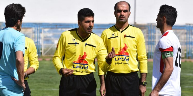 داوری بحث‌برانگیز در لیگ سه؛ مشت و اعتراض پس از سوت پایان