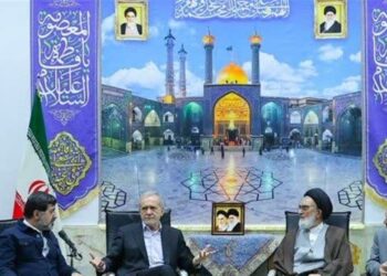 دستور پزشکیان برای تجهیز ادارات به پنل‌های خورشیدی