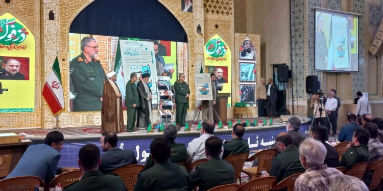 رونمایی از ۱۲ عنوان کتاب به مناسبت روز مقاومت و پایداری دزفول