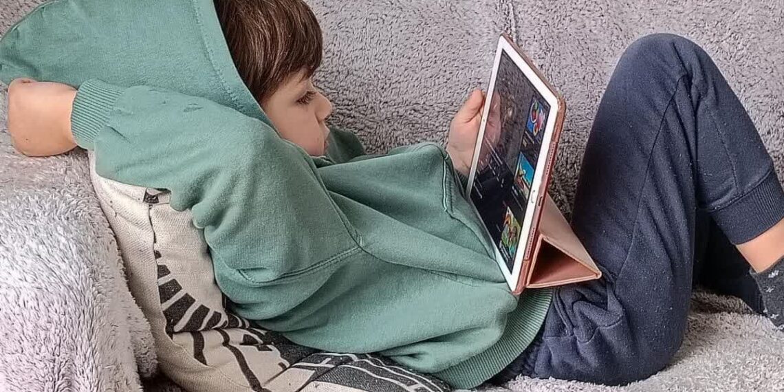 چرا کودکان زیر ۶ سال نباید با موبایل و تبلت کار کنند؟