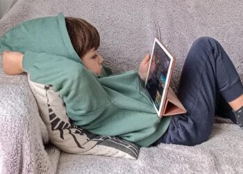 چرا کودکان زیر ۶ سال نباید با موبایل و تبلت کار کنند؟