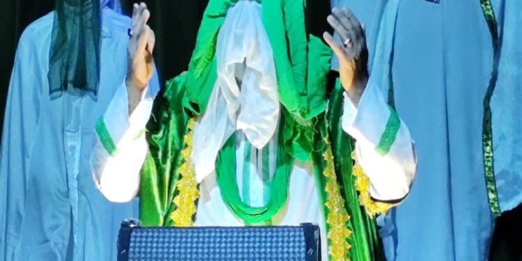 اجرای نمایش مذهبی «در آغوش او» در دزفول