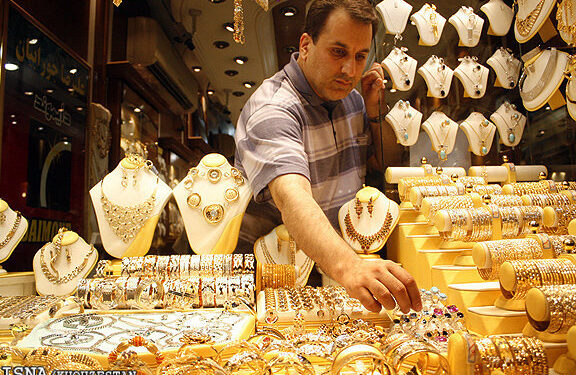 رئیس اتحادیه طلافروشان به ایسنا اعلام کرد بازار طلای داخلی از تلاطم جهانی دور ماند/ پیشبینی بازار طلا در چند روز آینده