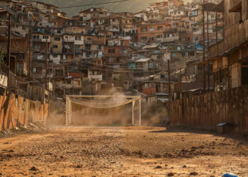 لیگ بی‌زمین، فوتبال بی‌ریشه؛ بحران چمن و پول‌های بی‌ثمر در فوتبال ایران