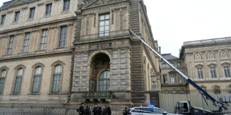 گزارش سرقت مسلحانه از موزه ی لوور