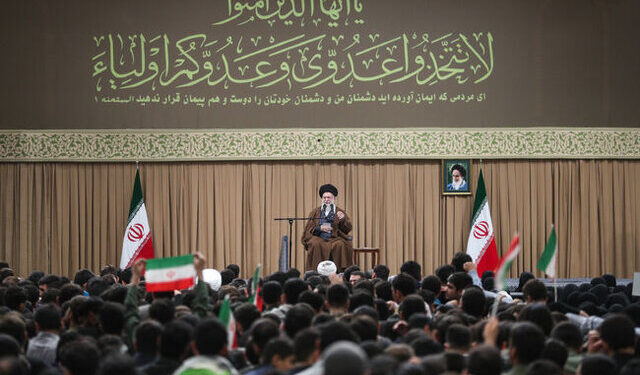 در دیدار هزاران نفر از دانش‌آموزان و دانشجویان رهبر انقلاب: مسئله آمریکا با جمهوری اسلامی، ناسازگاری ذاتی و تقابل منافع است