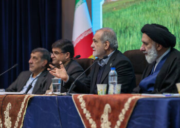 پزشکیان در شورای برنامه‌ریزی و توسعه چهارمحال و بختیاری: برای مشکلات معیشتی مردم دنبال مقصر بیرونی نباشیم