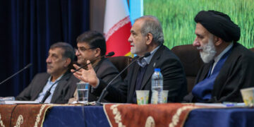 پزشکیان در شورای برنامهریزی و توسعه چهارمحال و بختیاری: برای مشکلات معیشتی مردم دنبال مقصر بیرونی نباشیم