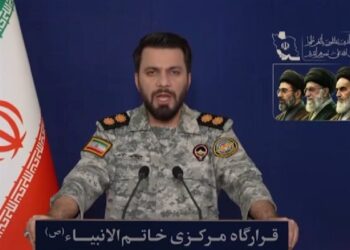 سخنگوی قرارگاه مرکزی خاتم‌الانبیا: به دلیل حفظ جان خانواده کارکنان کشتی ایرانی، عملیات علیه متجاوزان آمریکایی به تعویق افتاد