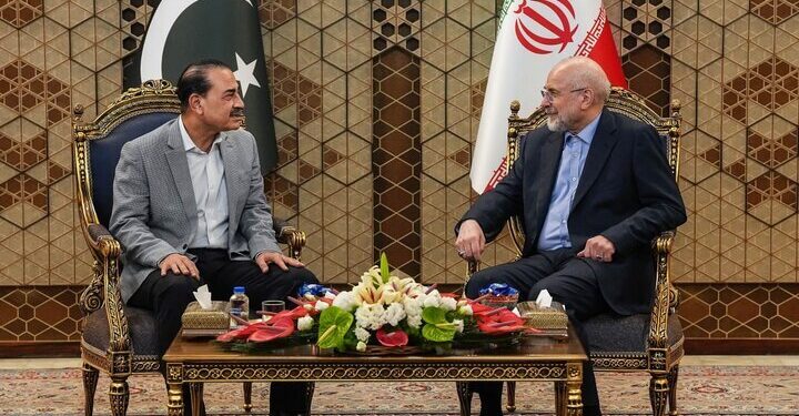 در دیدار عاصم منیر قالیباف: از حقوق ملت و کشورمان عدول نمی‌کنیم