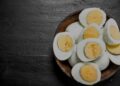 حلقه سبز دور زرده تخم‌مرغ آب‌پز: آیا نشانه فساد است یا بی‌ضرر؟