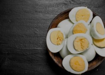 حلقه سبز دور زرده تخم‌مرغ آب‌پز: آیا نشانه فساد است یا بی‌ضرر؟