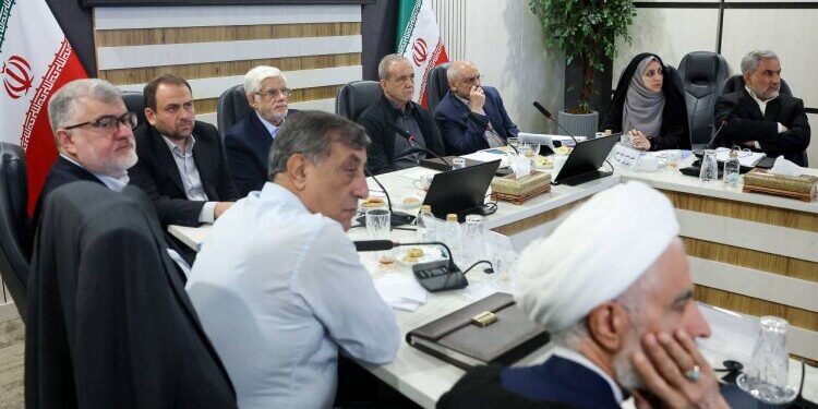 پزشکیان: نیاز باشد برای صرفهجویی مجموعههای فرهنگی و ورزشی تعطیل میشوند/ اولویت تولید است